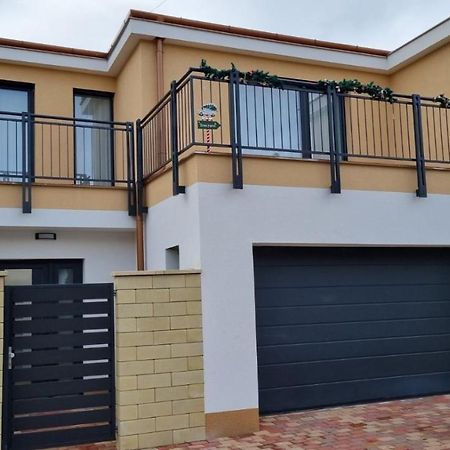 Sarkcsillag Teljes Csaladihaz- Star Complete Family House Apartment Сегед Екстериор снимка