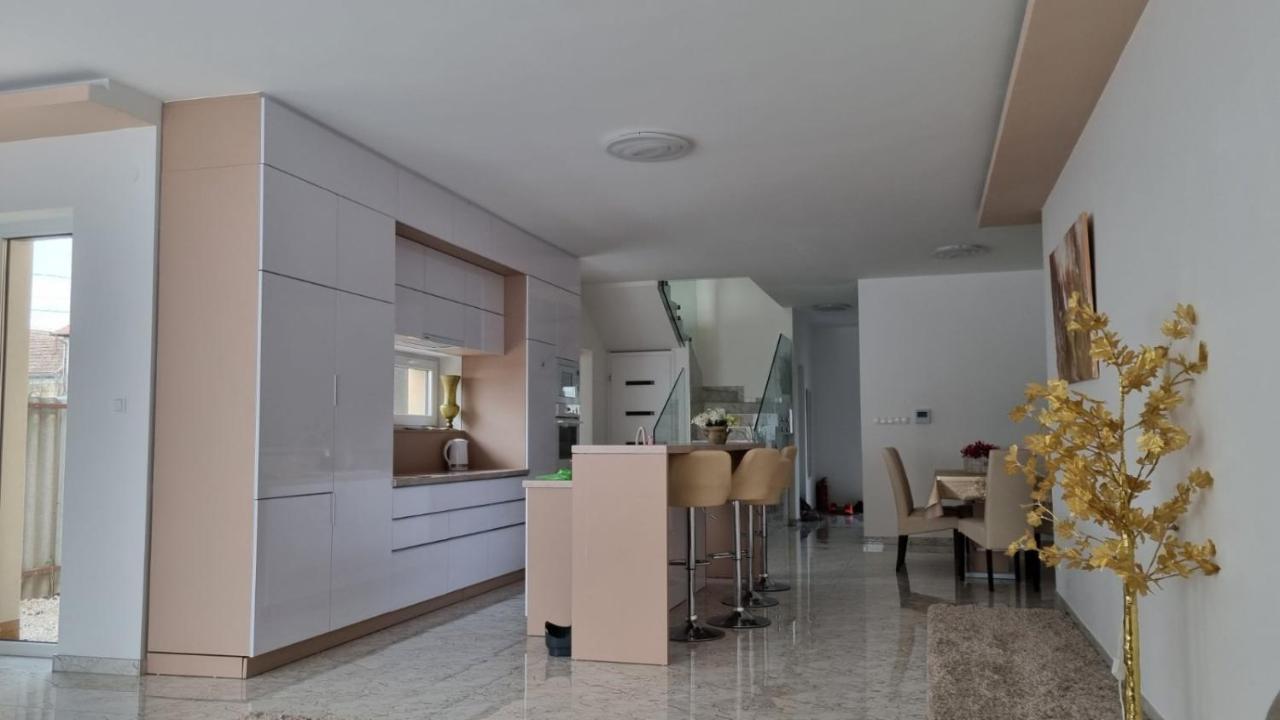 Sarkcsillag Teljes Csaladihaz- Star Complete Family House Apartment Сегед Екстериор снимка
