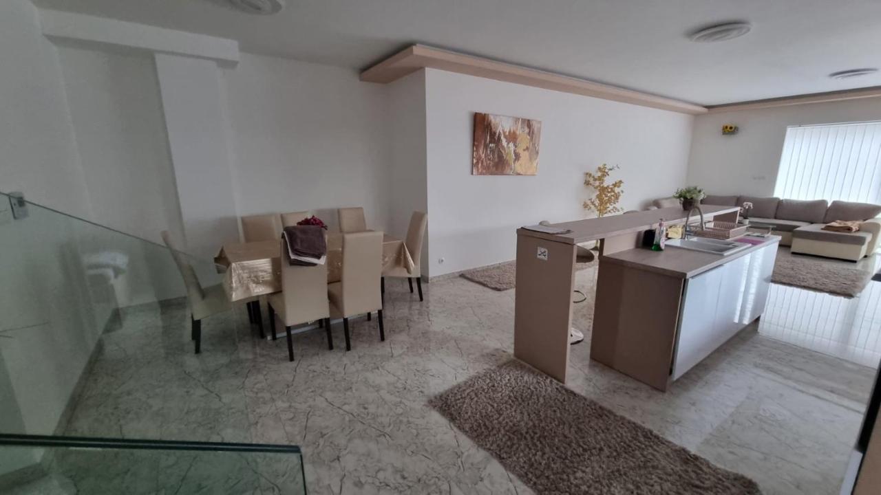 Sarkcsillag Teljes Csaladihaz- Star Complete Family House Apartment Сегед Екстериор снимка
