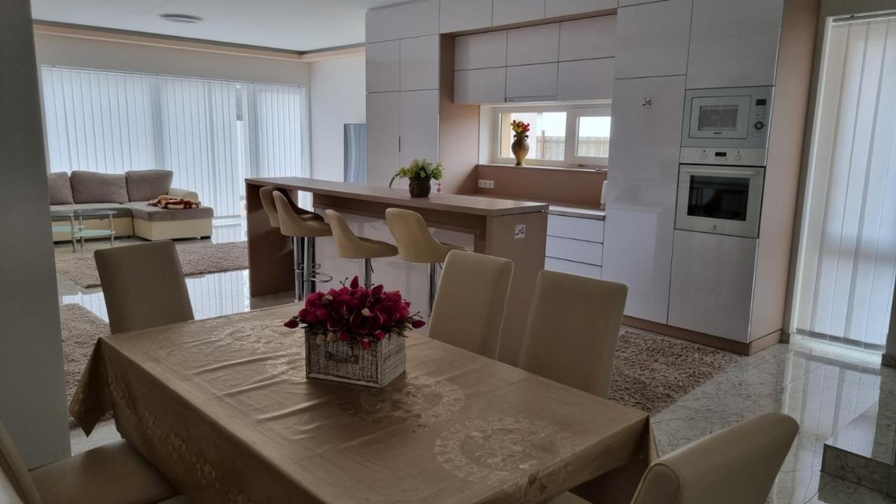 Sarkcsillag Teljes Csaladihaz- Star Complete Family House Apartment Сегед Екстериор снимка